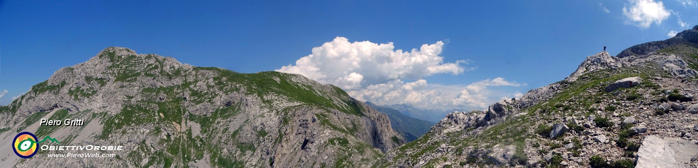 45 Proseguiamo salendo sul sent. 244 per la variante alpinistica nord-Arera.jpg